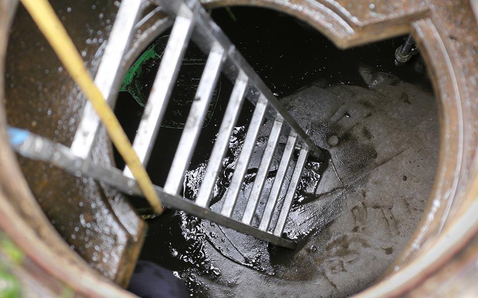 comment déboucher les toilettes avec une bouteille Paris 14